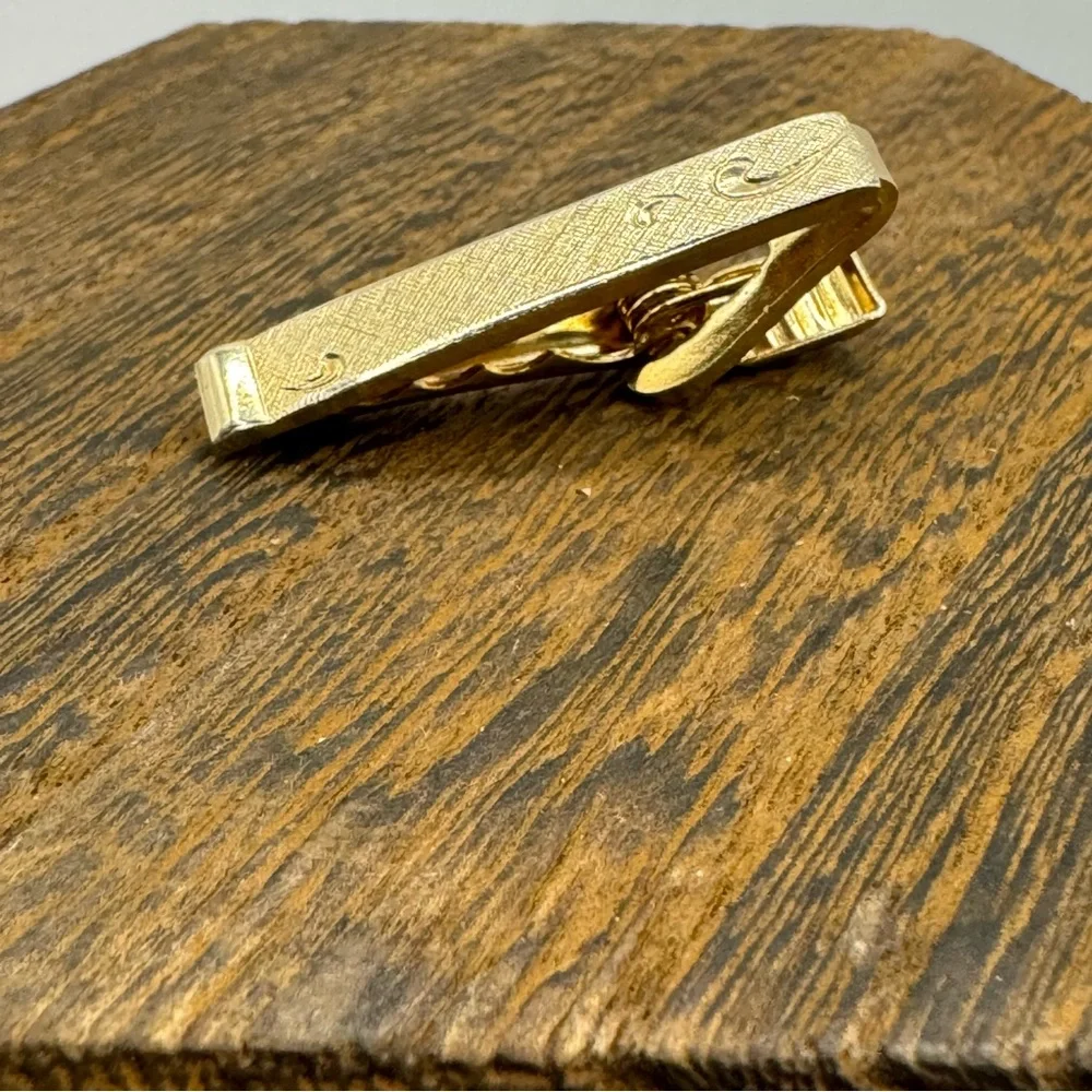 Vintage MCM etched textured gold tone tie clip tie bar